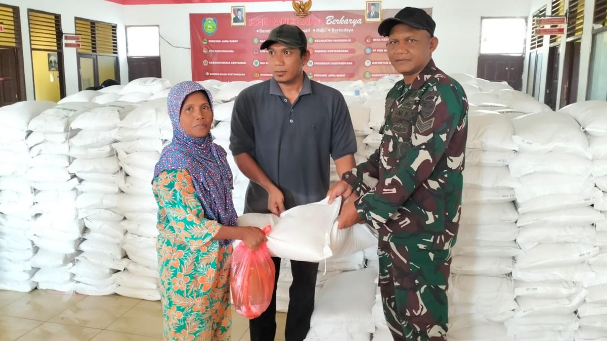 Babinsa Sertu Kusno Pantau Bantuan Pangan Ribuan Warga Kertanegara