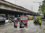 Banjir 60 Cm Lumpuhkan Kolong Tol JORR Kembangan, Kendaraan Mogok dan Macet Parah