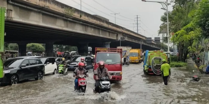 Banjir 60 Cm Lumpuhkan Kolong Tol JORR Kembangan, Kendaraan Mogok dan Macet Parah