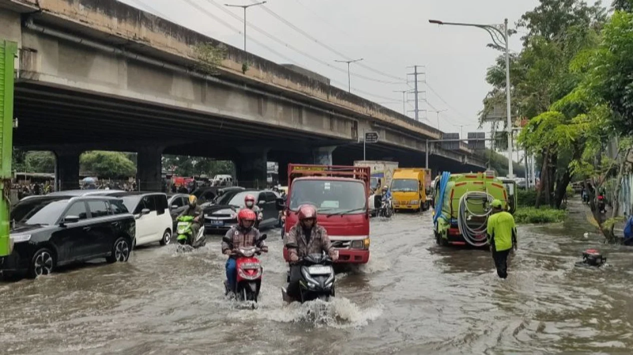Banjir 60 Cm Lumpuhkan Kolong Tol JORR Kembangan, Kendaraan Mogok dan Macet Parah