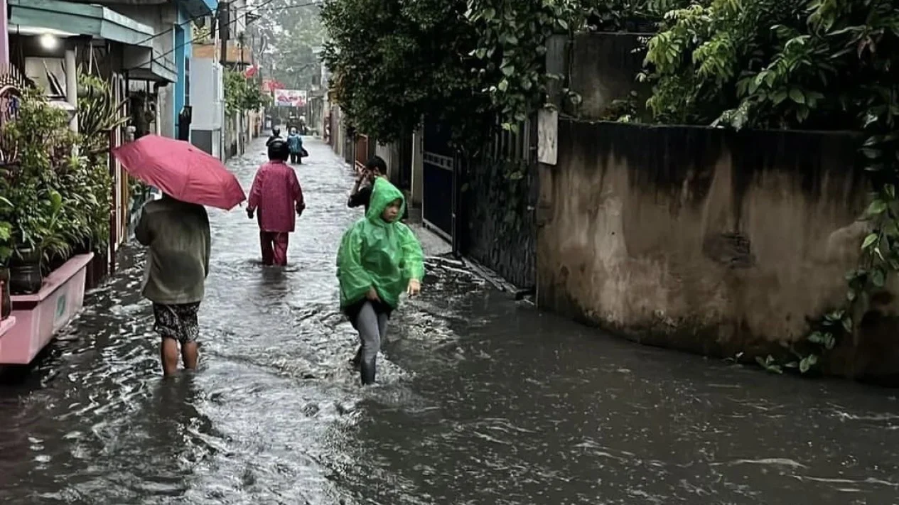 Banjir Landa Jakarta Akibat Hujan Deras, 55 RT dan 3 Ruas Jalan Terendam