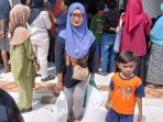 Bantuan Beras Minyak Goreng 2.109 KPM Desa Sumbermulya Disalurkan