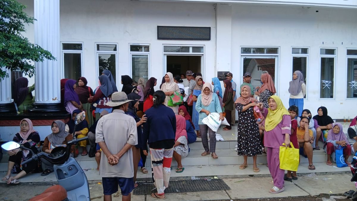 Bantuan Beras & Minyak Goreng Desa Mekarjati Kurangi Beban Ekonomi Warga