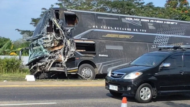 Bus Bertabrakan dengan Truk di Tol Cipali, 1 Tewas