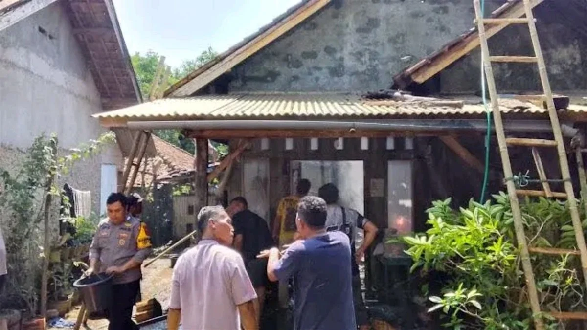 Charger HP Terpasang Jadi Penyebab: Rumah Warga Gantar Indramayu Ludes Terbakar