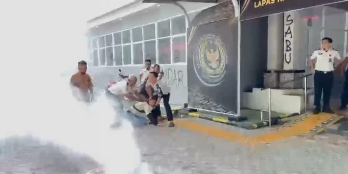 Detik-detik Demo di Lapas Narkotika Gowa Berujung Ricuh! Massa Bawa Busur Panah Hingga Sajam, Mengamuk Rusak Fasilitas