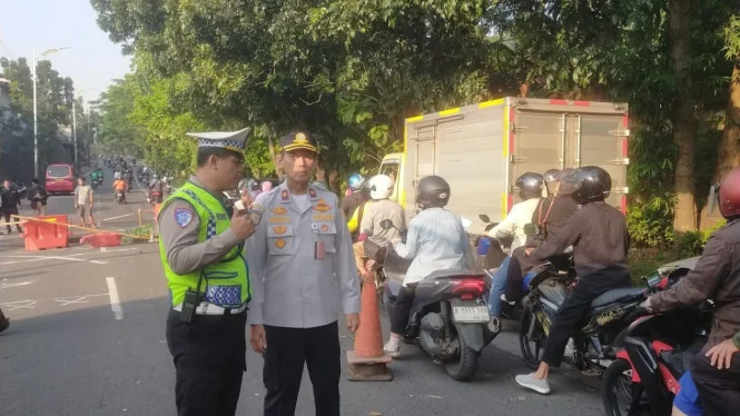 Detik-detik Pemotor Terperosok ke Lubang Jalan Ambles di Lenteng Agung