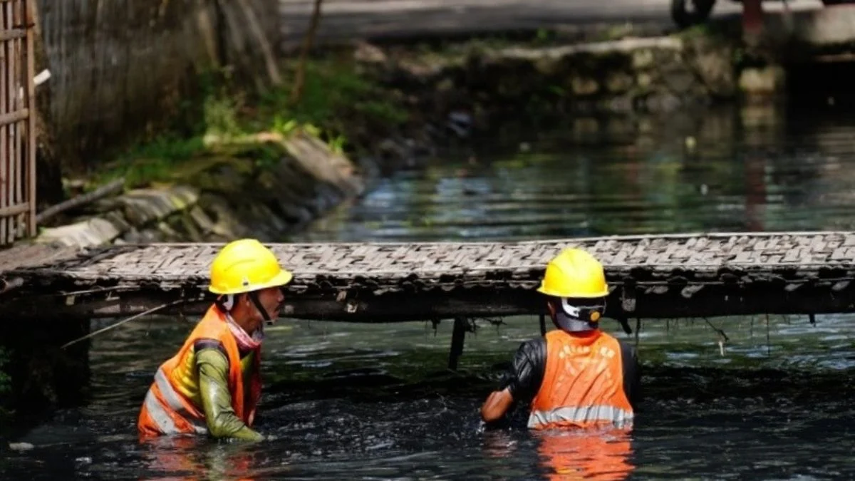 Dinas PUPR Indramayu Bersihkan Talang Tembaga Berkerak Selama 15 Tahun untuk Cegah Banjir