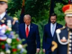 Donald Trump Hampir Jatuh Saat Upacara Memorial Day