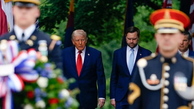 Donald Trump Hampir Jatuh Saat Upacara Memorial Day