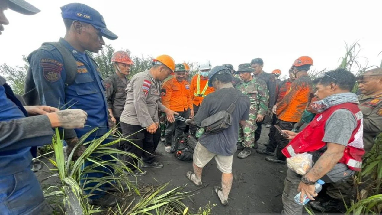 Dua Warga Singapura Tewas di Gunung Dukono: Ditemukan Berpelukan Terjepit Batu