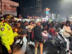 Gaya Humanis Kapolres Karawang Temui Korlap Bobotoh Pawai Juara Persib