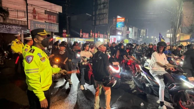 Gaya Humanis Kapolres Karawang Temui Korlap Bobotoh Pawai Juara Persib