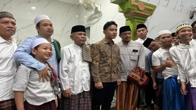 Gibran dan Jan Ethes Salat Idul Adha di Istiqlal, Penampilan Curi Perhatian