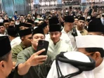 Gibran Diserbu Warga untuk Foto Setelah Salat Id di Istiqlal