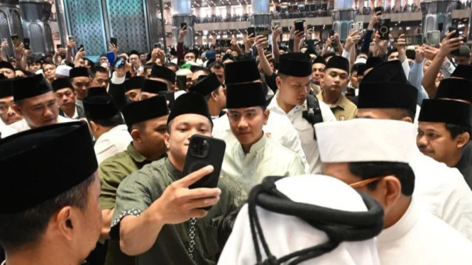 Gibran Diserbu Warga untuk Foto Setelah Salat Id di Istiqlal