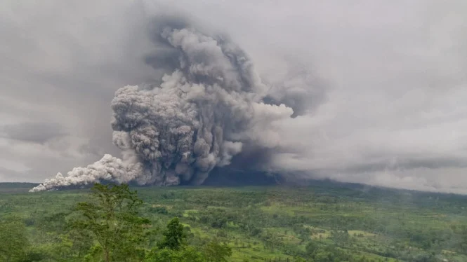 Gunung Semeru Meletus dan Keluarkan Awan Panas Saat Status Siaga