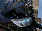 Honda CR-V Diduga Mengantuk Ringsek Usai Tabrak Tembok Dapur di Jatibarang