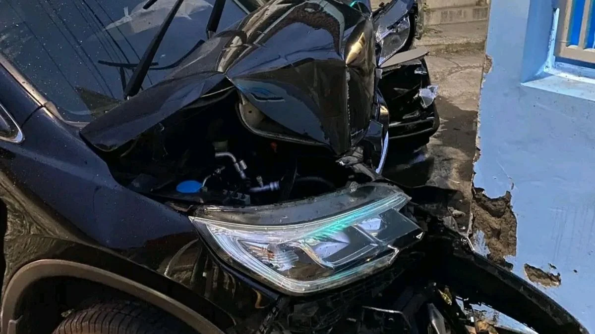 Honda CR-V Diduga Mengantuk Ringsek Usai Tabrak Tembok Dapur di Jatibarang