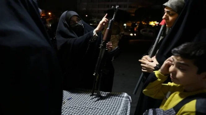 Iran: Wanita dan Anak-anak Latihan Senapan AK-47 Hadapi AS