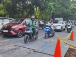Jalan Lenteng Agung yang Ambles Kini Bisa Dilalui dengan Plat Besi