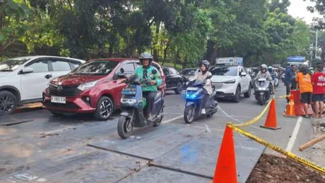 Jalan Lenteng Agung yang Ambles Kini Bisa Dilalui dengan Plat Besi