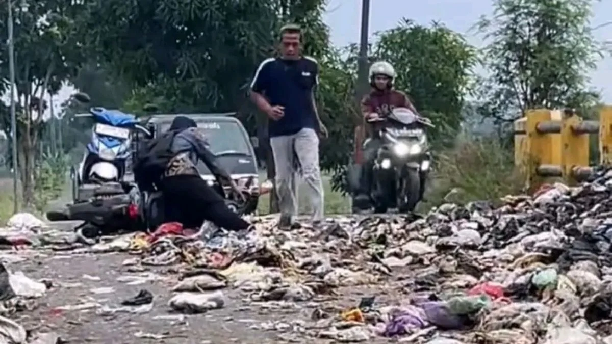 Jembatan Kamal Mundu–Segeran: Sampah Picu Pengendara Jatuh, Waspada!