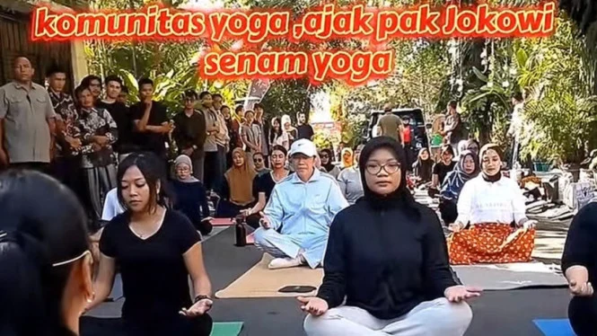Jokowi Ikut Yoga Bersama Warga di Depan Rumah