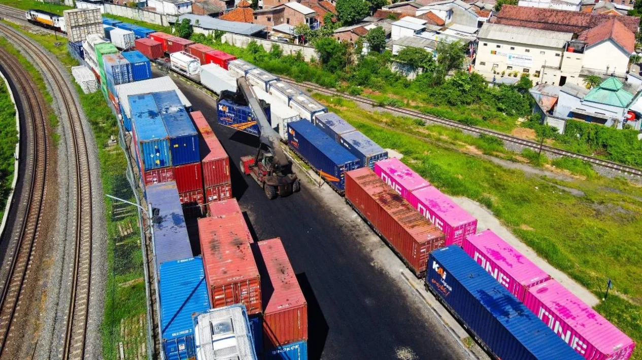 KAI Logistik Tingkatkan Kapasitas Angkut Peti Kemas ke Semarang