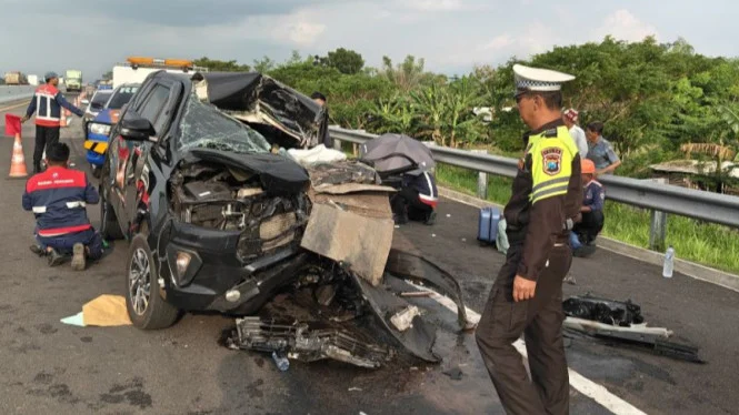 Kecelakaan Maut di Tol Paspro: Mobil Anggota DPR Terlibat, 2 Tewas