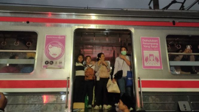 KRL Duri-Tangerang Berhenti di Rawa Buaya, Penumpang Terjebak