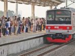 KRL Rangkasbitung Dilempar Batu, Kaca Pintu dan Jendela Rusak