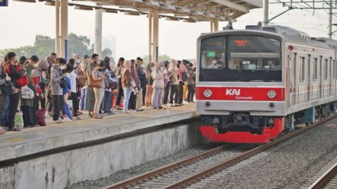KRL Rangkasbitung Dilempar Batu, Kaca Pintu dan Jendela Rusak