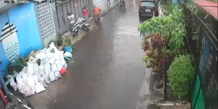 Kurir JNE di Bandung Dikerjai saat Berteduh dari Hujan, Pelaku Awalnya Minta Plastik
