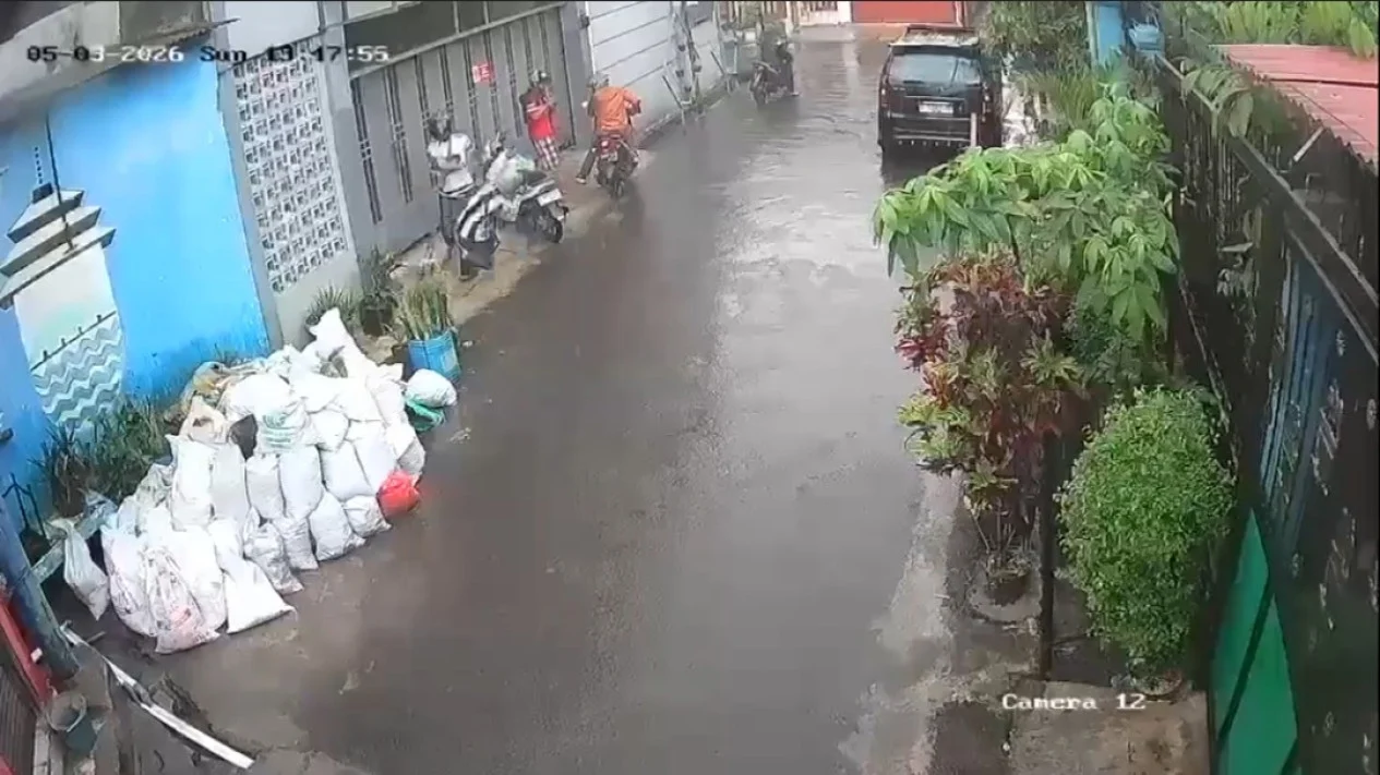 Kurir JNE di Bandung Dikerjai saat Berteduh dari Hujan, Pelaku Awalnya Minta Plastik