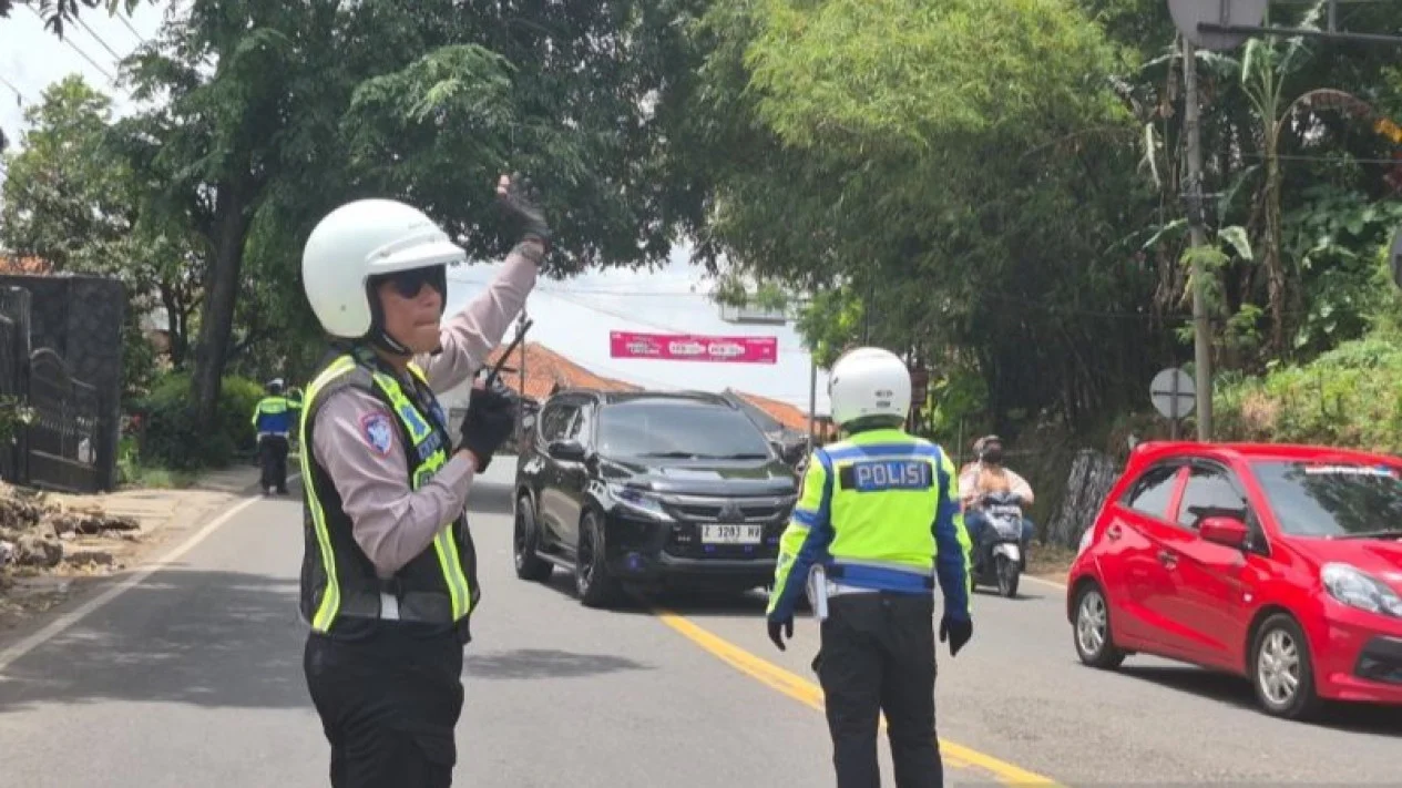 Lalu Lintas Lembang Ramai Libur Panjang, Polisi Terapkan One Way