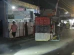 Lalu lintas terganggu akibat truk terguling dekat perlintasan kereta Haurgeulis.
