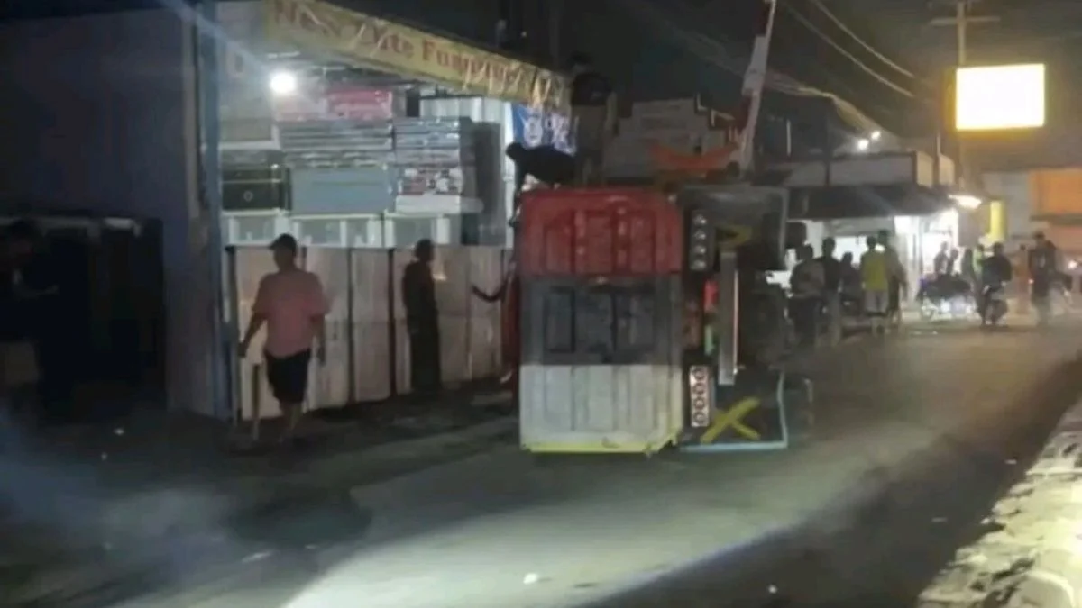 Lalu lintas terganggu akibat truk terguling dekat perlintasan kereta Haurgeulis.