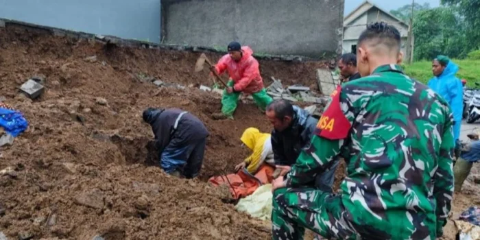 Lansia Meninggal Akibat Tertimbun Longsor Saat Bersihkan Gorong-gorong