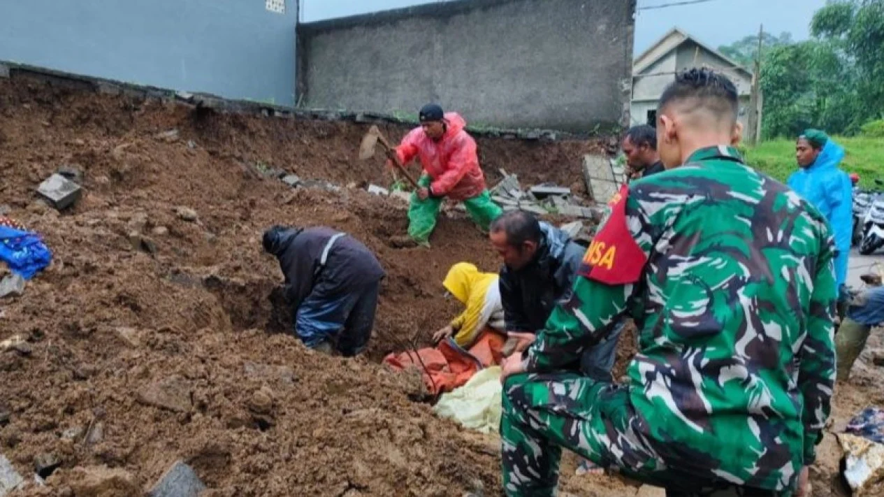 Lansia Meninggal Akibat Tertimbun Longsor Saat Bersihkan Gorong-gorong