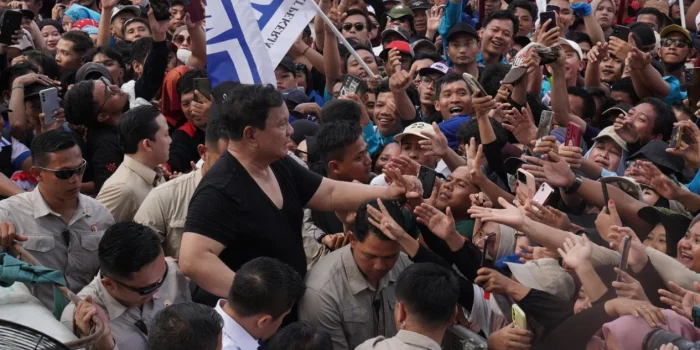 Momen Prabowo Lepas Baju Safari dan Beri Pelukan di Acara May Day