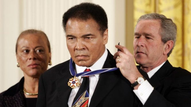 Muhammad Ali Gemparkan Amerika: Kisah Legendaris Dua Syahadat
