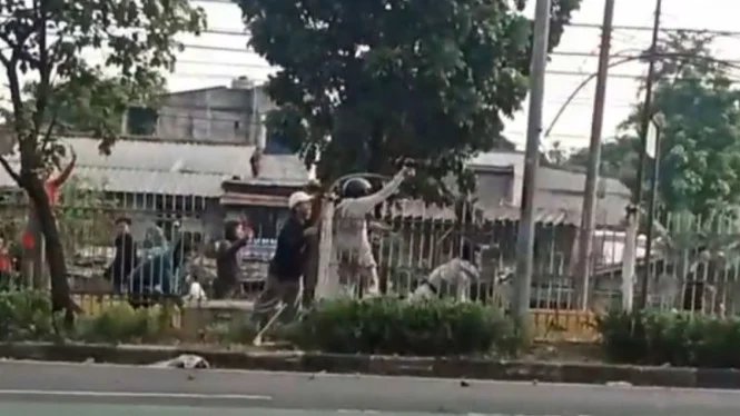 Pagi Hari, Jalan I Gusti Ngurah Rai Klender Lumpuh Akibat Tawuran