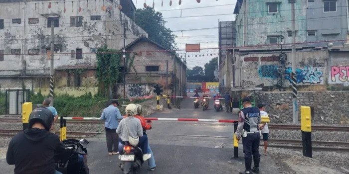 Palang Pintu Stasiun Bekasi Timur Dipasang Sementara
