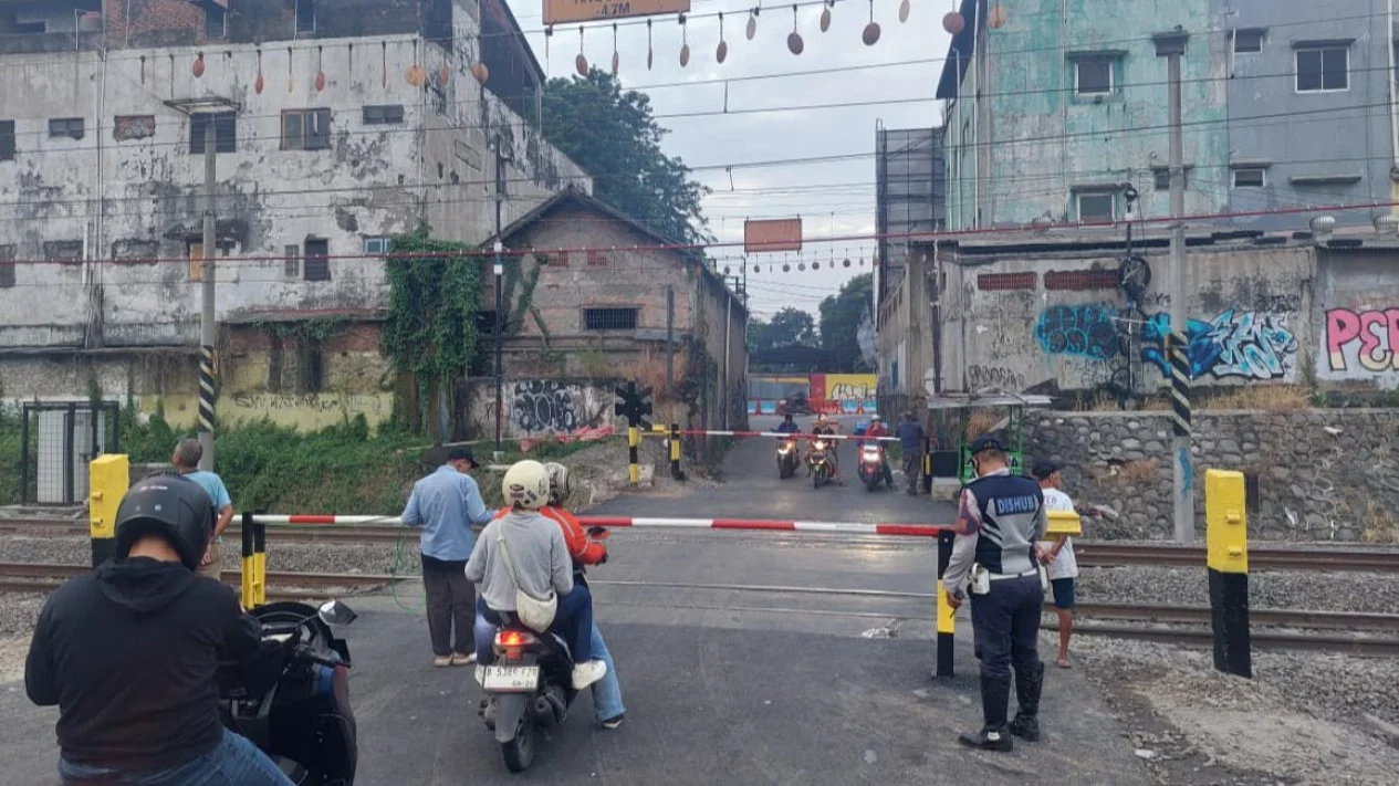 Palang Pintu Stasiun Bekasi Timur Dipasang Sementara