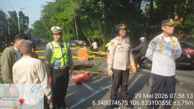 Pengendara Dialihkan ke Jalur Lain Akibat Jalan Lenteng Agung Ambles Parah