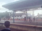 Penumpang Wanita Terjatuh ke Rel di Stasiun Manggarai yang Padat