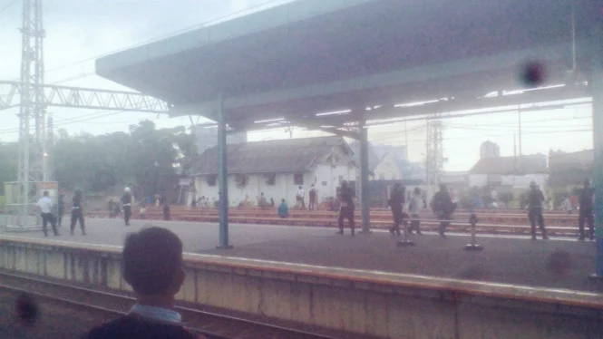 Penumpang Wanita Terjatuh ke Rel di Stasiun Manggarai yang Padat