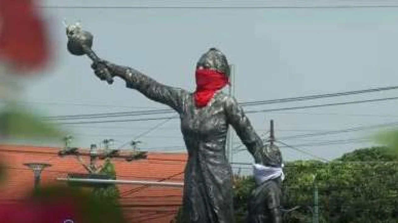 Perempuan Modern: Anggun dan Berani Mencari Rezeki di Jalan