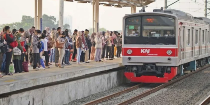 Perjalanan KRL Terganggu Akibat Sambaran Petir di Jalur Green Line